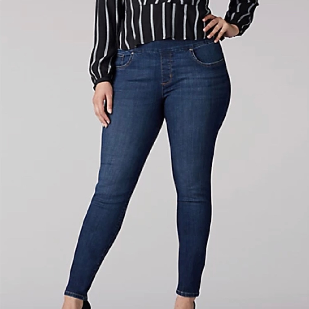 Lee slim-fit, skinny leg, sculpting jeans. 24W Tall